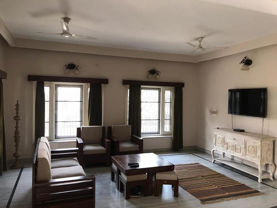 Communal lounge/ TV room