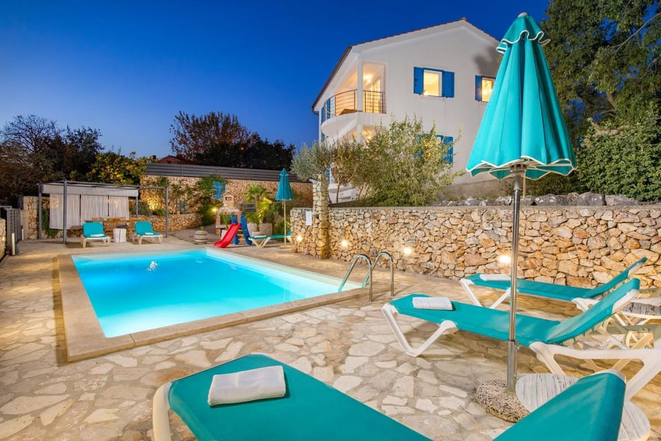 Property building, Swimming pool, sunbed
