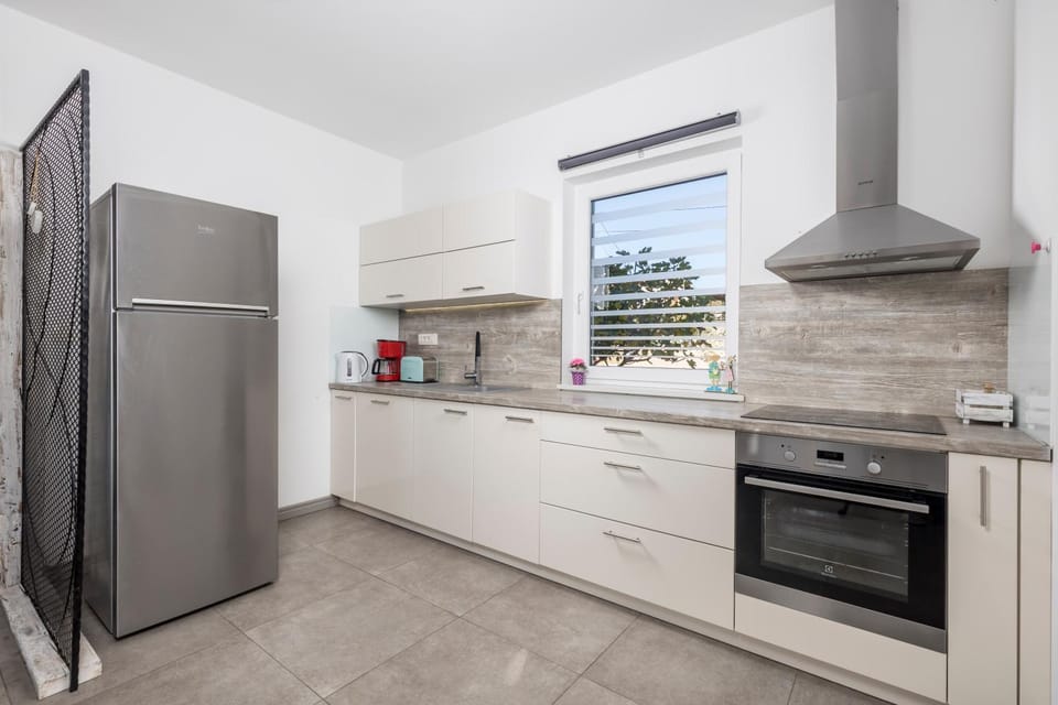 Kitchen or kitchenette, oven, stove