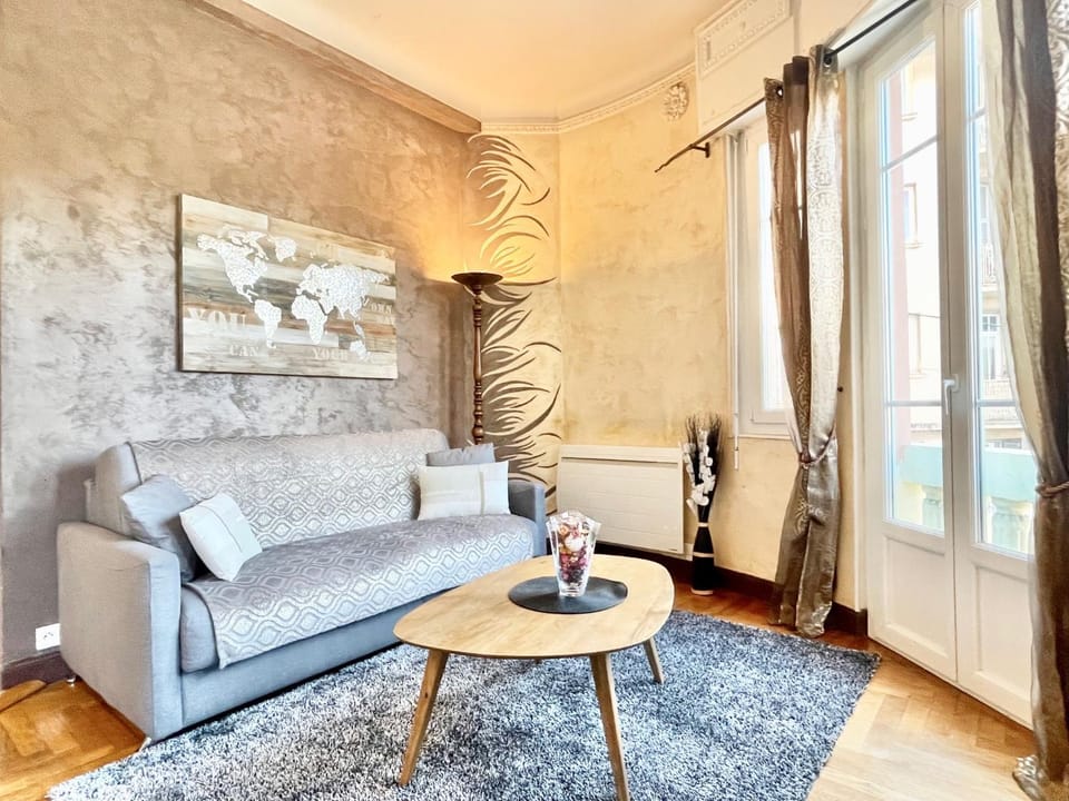 Bed, Living room