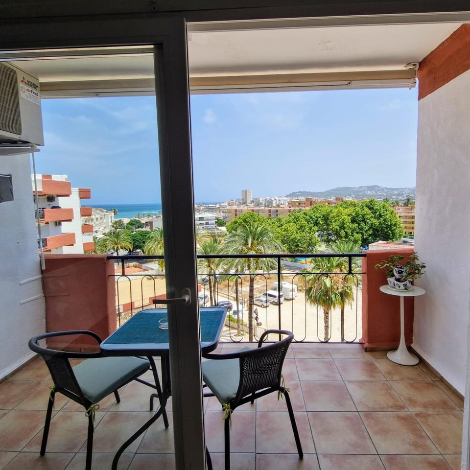 Apartamento, vistas al mar, a 3 minutos de la playa caminando Apartment in Xàbia