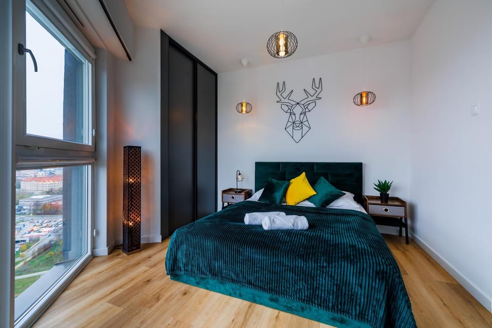 Bed, Photo of the whole room, Seating area, Bedroom, towels