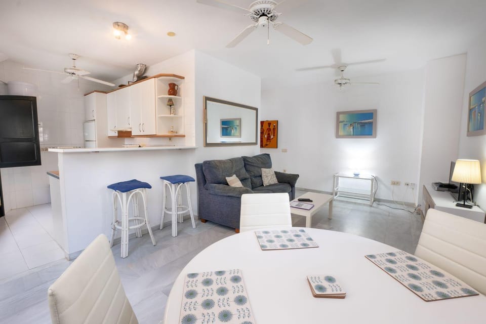 Living room, Lounge or bar, Seating area, Dining area