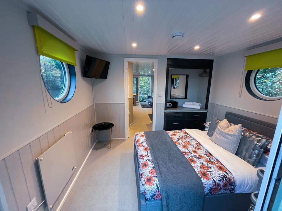TV and multimedia, Bedroom, towels
