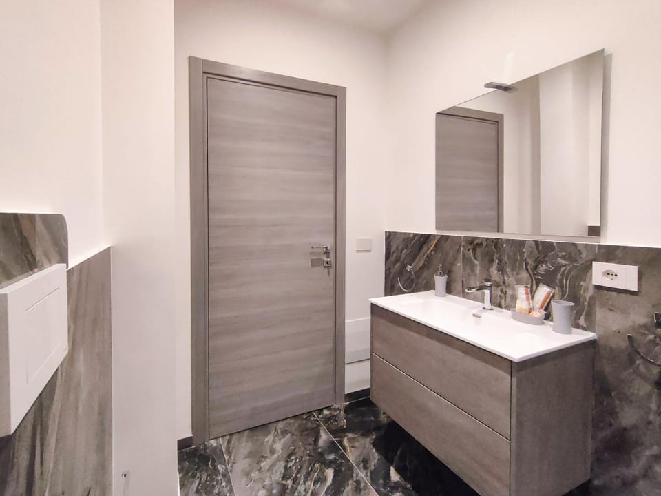 Shower, Bathroom, bidet, heating, towels