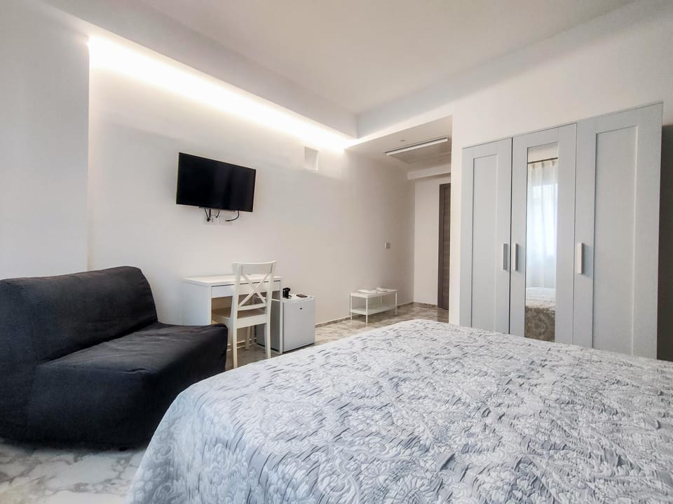Bed, TV and multimedia, Photo of the whole room, Bedroom, locker, microwave, oven, wardrobe, air conditioner