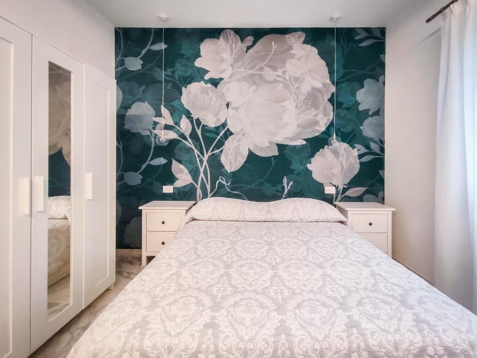 Bed, Photo of the whole room, Bedroom, microwave, safe, wardrobe