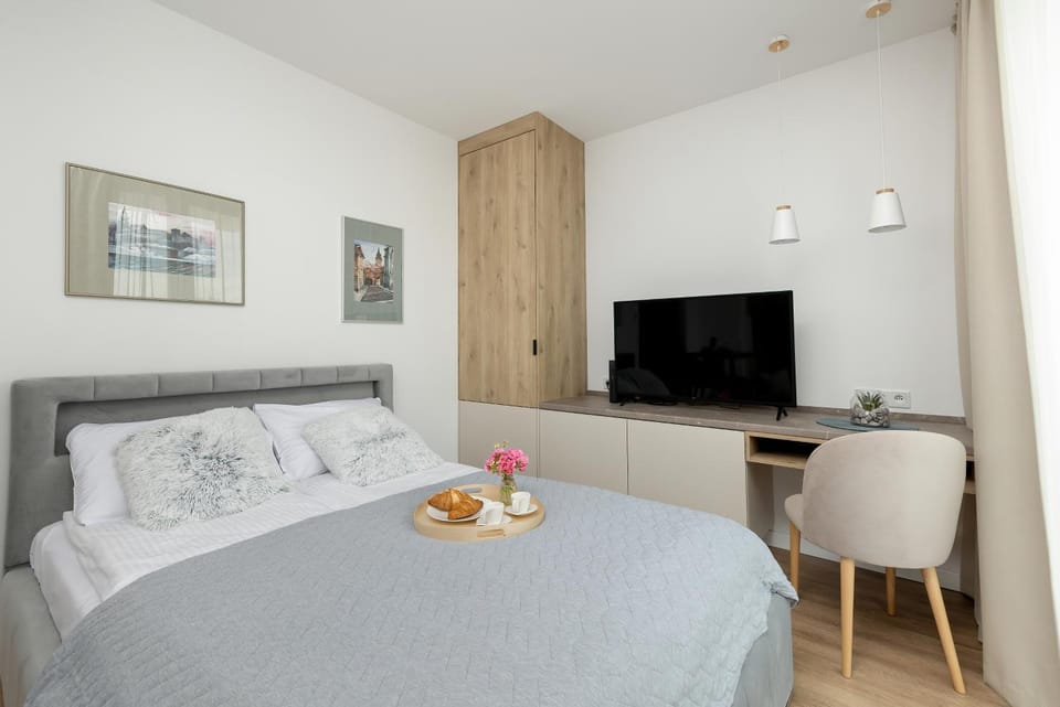 Bed, TV and multimedia, Photo of the whole room, Evening entertainment, Bedroom