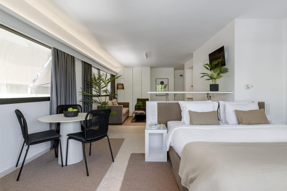 Bed, TV and multimedia, Photo of the whole room, Seating area, Bedroom