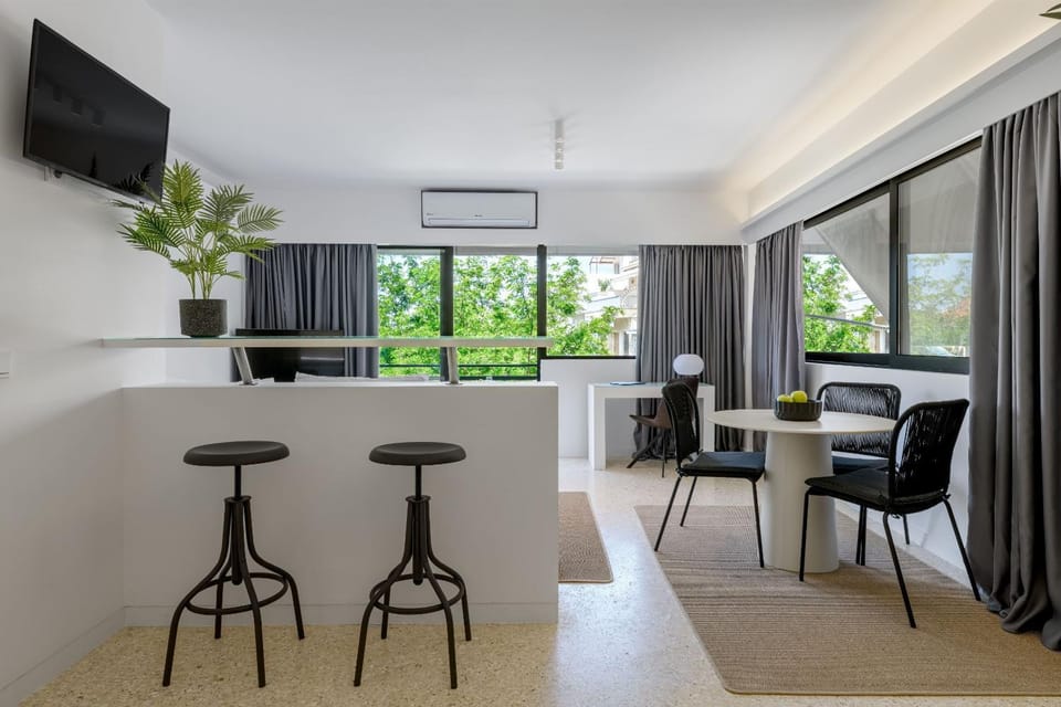 Communal lounge/ TV room, TV and multimedia, Living room, Seating area, Evening entertainment