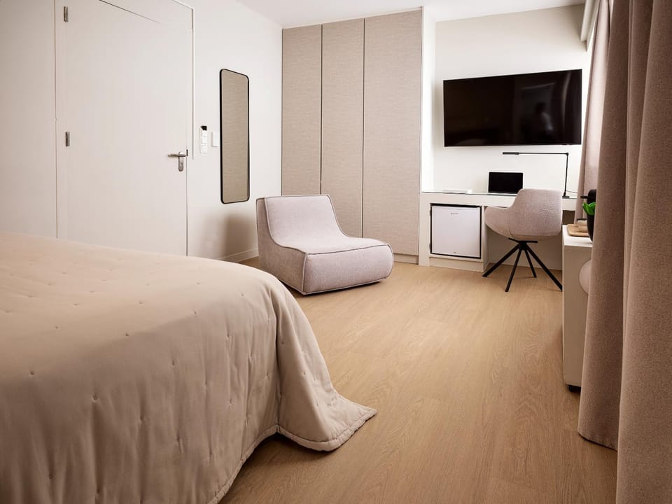 Bed, TV and multimedia, Photo of the whole room, Bedroom, wardrobe