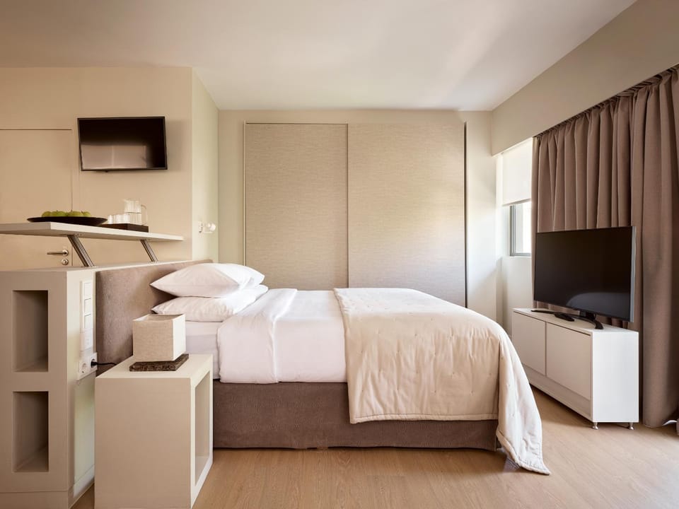 Bed, TV and multimedia, Photo of the whole room, Bedroom