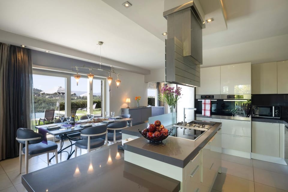 View (from property/room), Kitchen or kitchenette, Seating area, Dining area, minibar, pet friendly, stove