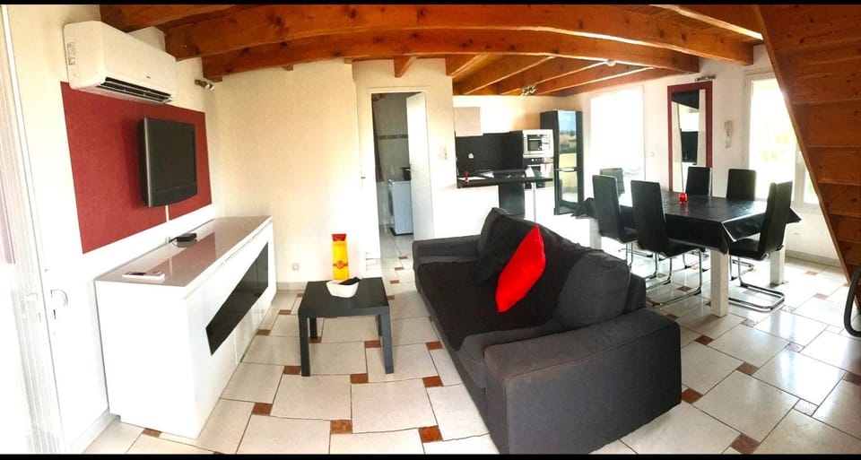 Living room, Dining area, Meals
