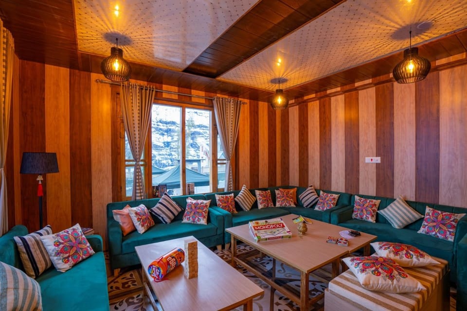 Food and drinks, Seating area, Dining area, Food