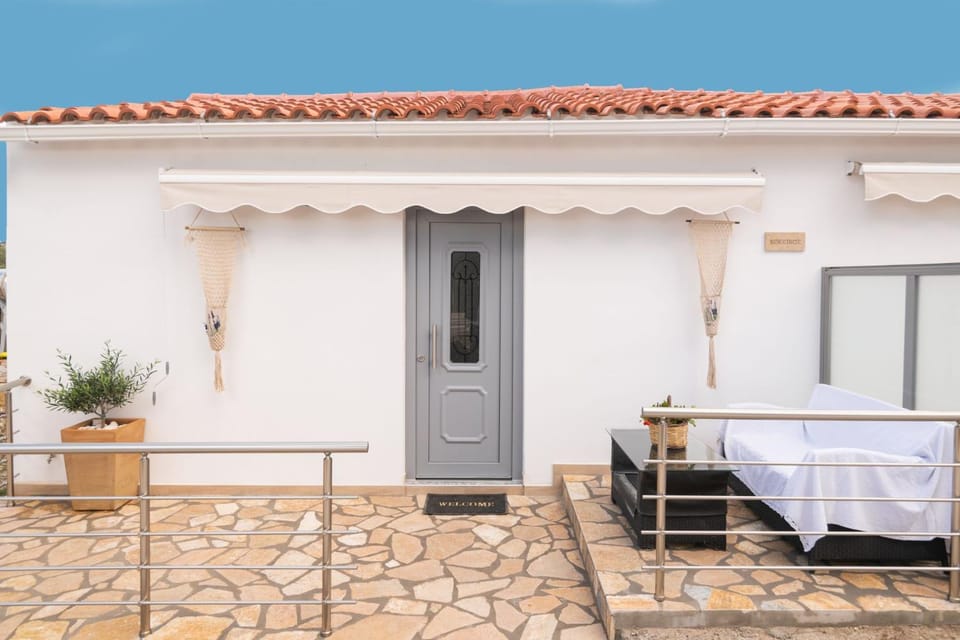 Facade/entrance, Balcony/Terrace