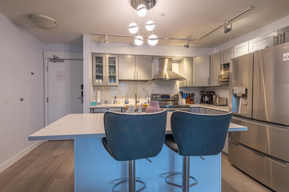 Mountain View One Bedroom Vacation Suite - WindTower 119 Apartment in Canmore
