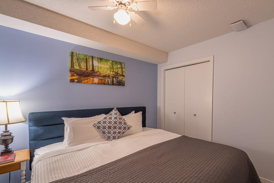 Mountain View One Bedroom Vacation Suite - WindTower 119 Apartment in Canmore