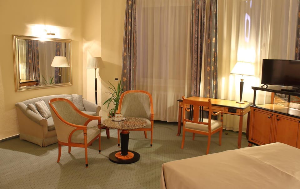 Shower, Staff, Communal lounge/ TV room, Spring, Day, Night, Winter, Summer, Bathroom, TV and multimedia, Living room, Photo of the whole room, Seating area, Bedroom, Autumn, On site, Meeting/conference room, Pets, Sunrise, Sunset, cot, Family