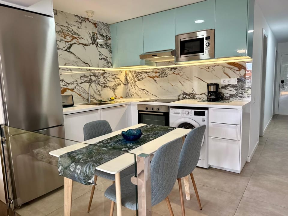 Kitchen or kitchenette, Dining area