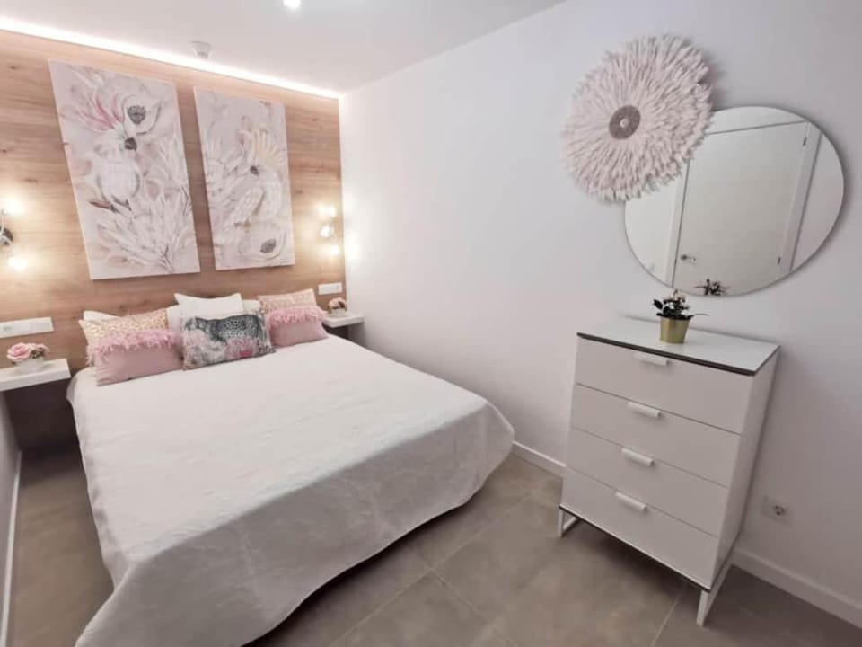 Photo of the whole room, Bedroom