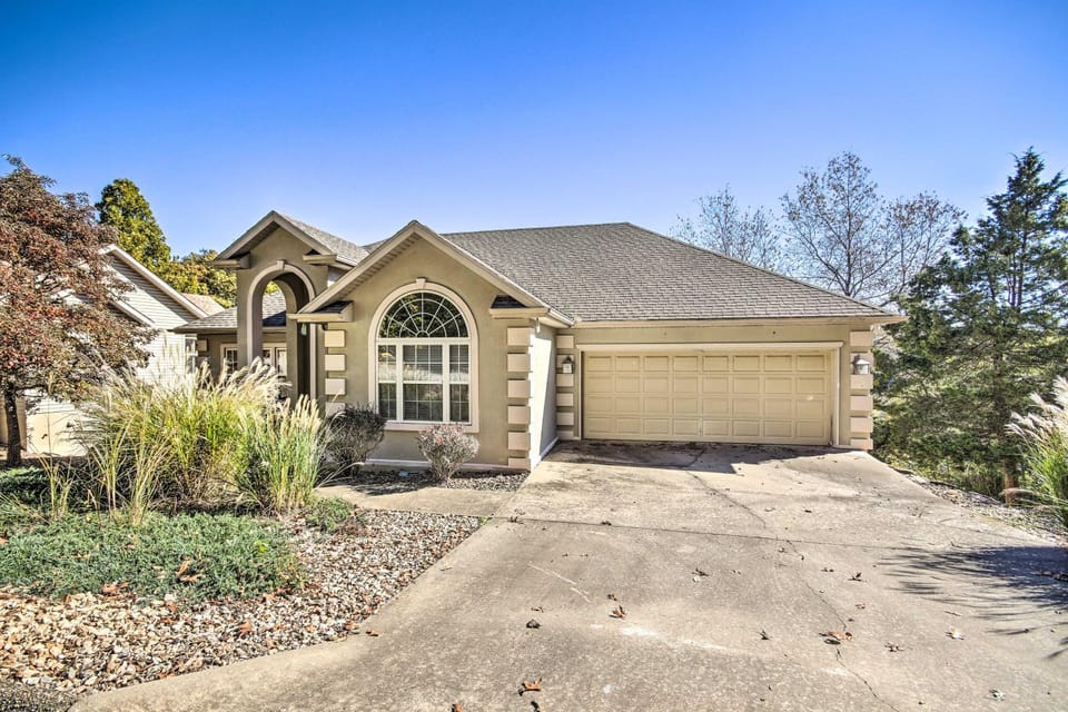 Home with Deck Near Lake Avalon, Boat Ramp and Golf! House in Bella Vista