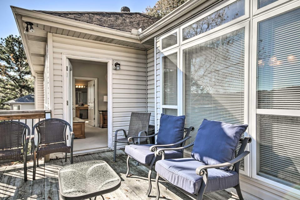 Home with Deck Near Lake Avalon, Boat Ramp and Golf! House in Bella Vista