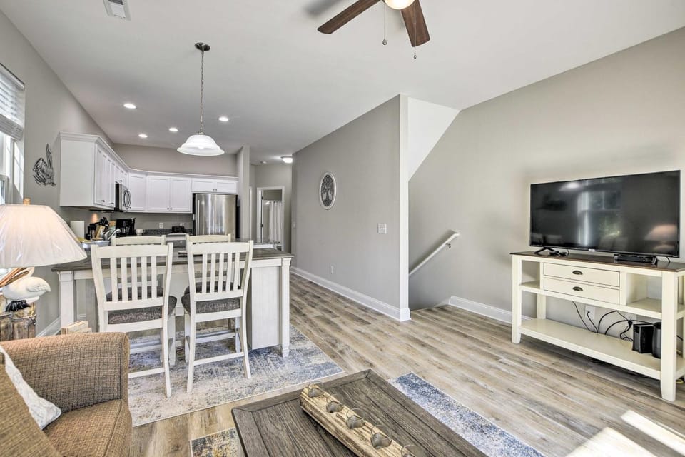 Modern Escape in the Heart of Murrells Inlet House in Murrells Inlet