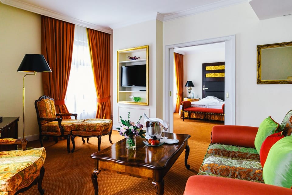 Bed, Photo of the whole room, Seating area
