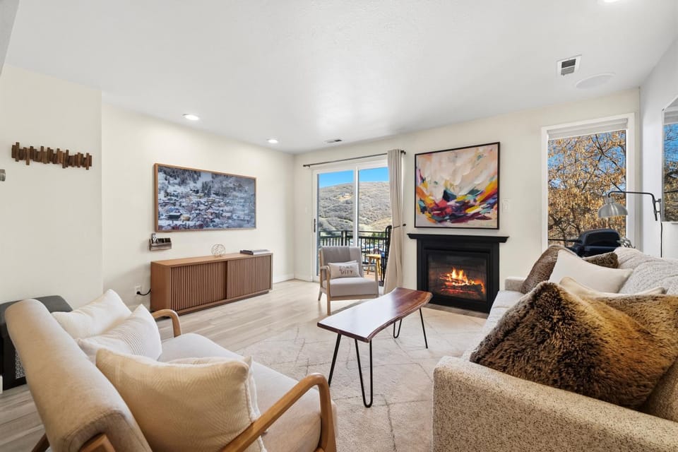 Old Town Views Just Steps to Main Street and Park City Mountain for Skiing, Hiking, Biking Apartment in Park City
