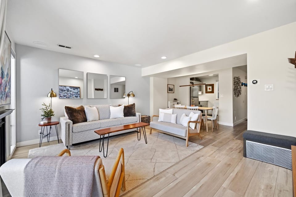 Old Town Views Just Steps to Main Street and Park City Mountain for Skiing, Hiking, Biking Apartment in Park City