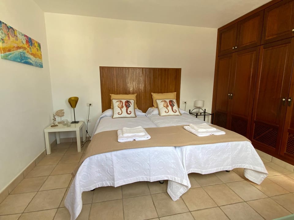 Photo of the whole room, Bedroom
