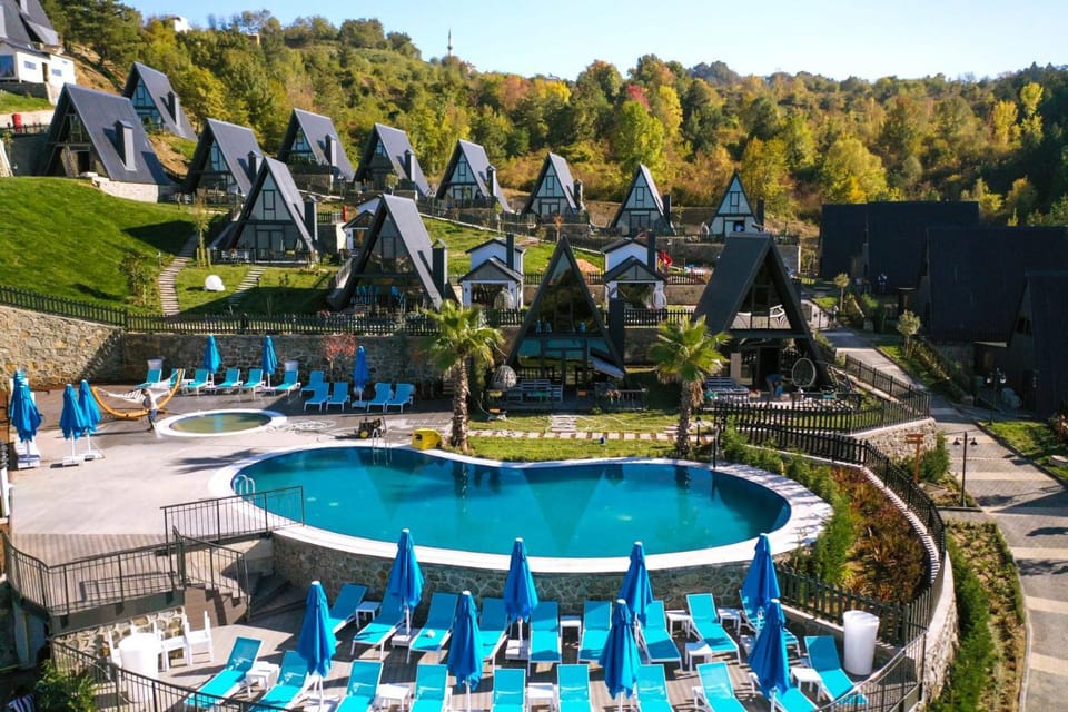 Day, Natural landscape, Garden, Garden view, Lake view, Pool view, Swimming pool, sunbed
