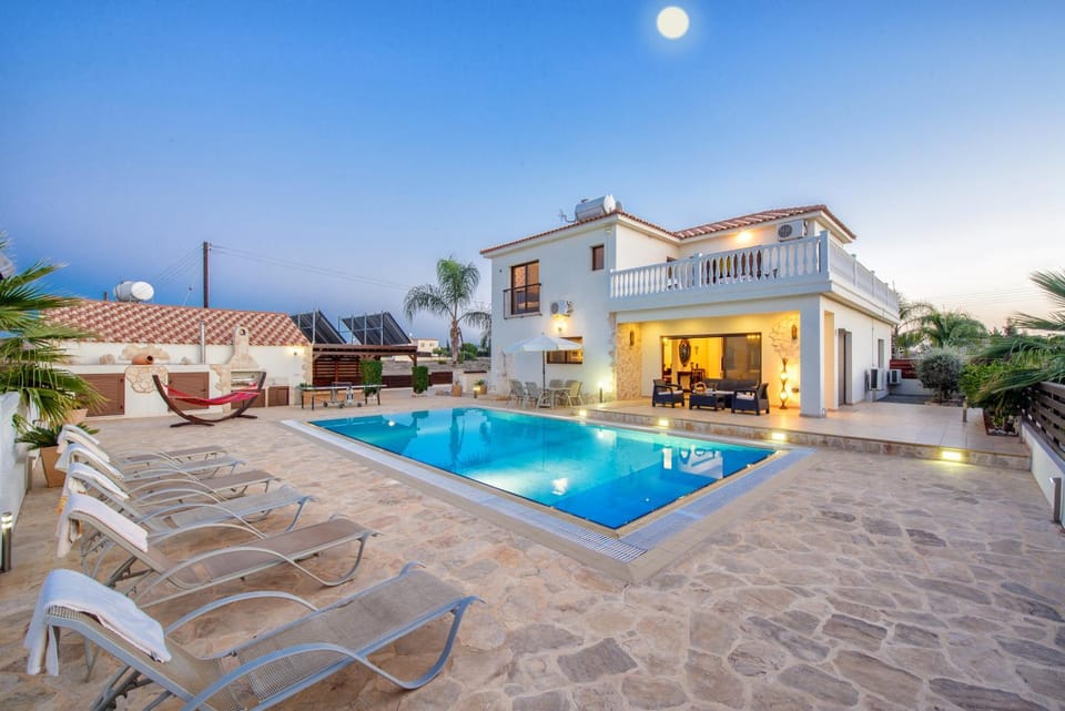 Dining area, Swimming pool, sunbed