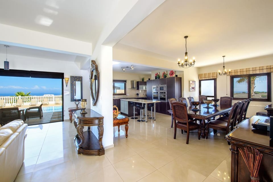 Lounge or bar, Pool view, kitchen