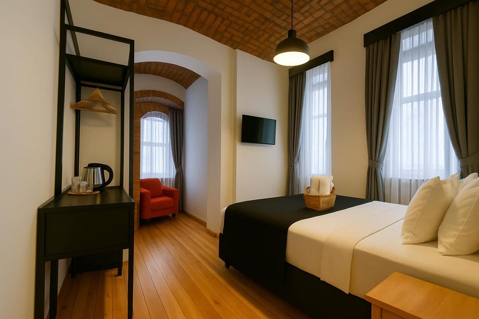 Bed, TV and multimedia, Living room, Photo of the whole room, Seating area, Bedroom