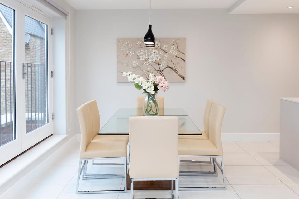 Stunning Central Windsor Town House With Parking House in Windsor