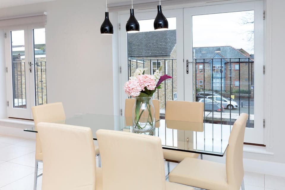 Stunning Central Windsor Town House With Parking House in Windsor