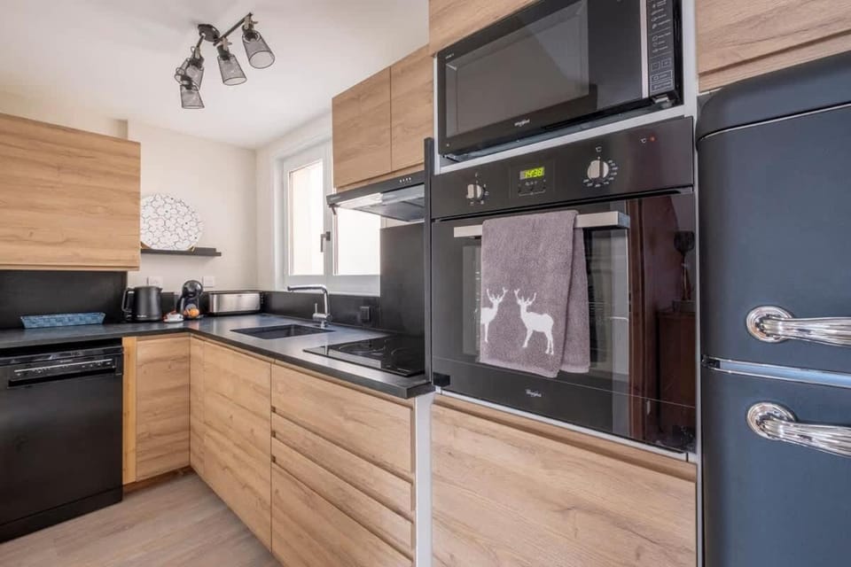 Kitchen or kitchenette, dishwasher, oven