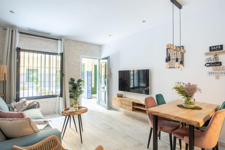 TV and multimedia, Living room, Seating area, Dining area