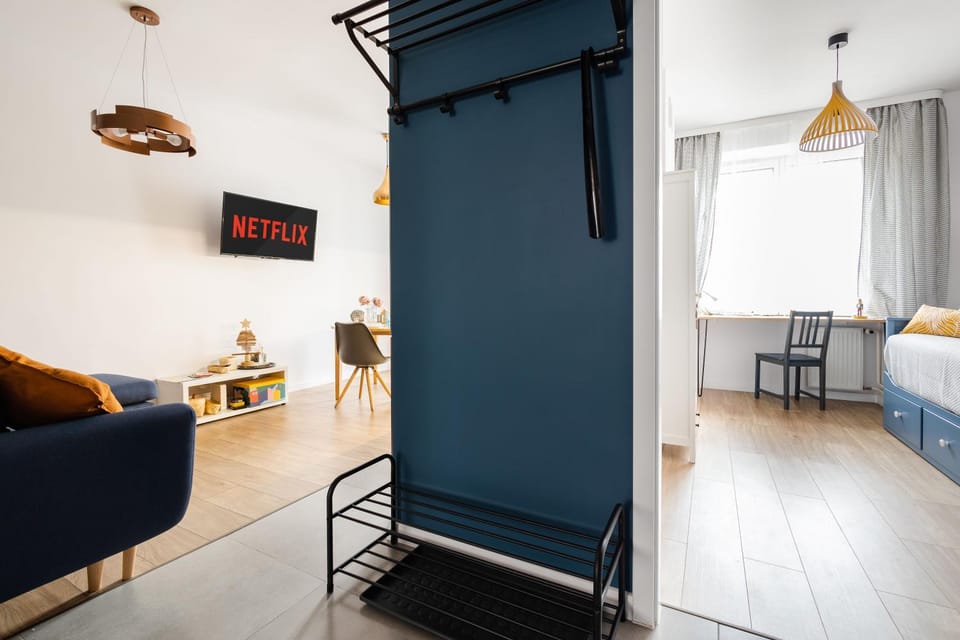 Communal lounge/ TV room, TV and multimedia, Living room, Seating area, Dining area