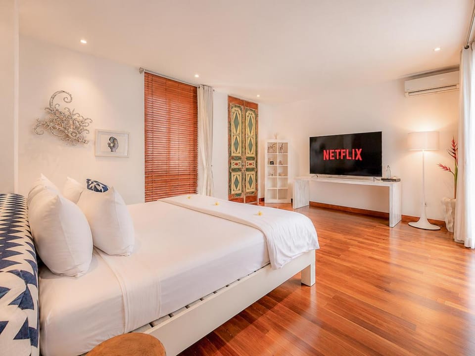 Property building, Bed, Bedroom, Breakfast