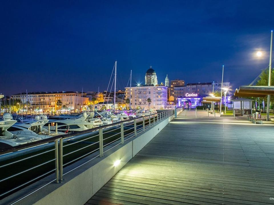 Appartement avec climatisation et parking - 4 pers. - FR-1-226A-121 Apartment in Saint-Raphael