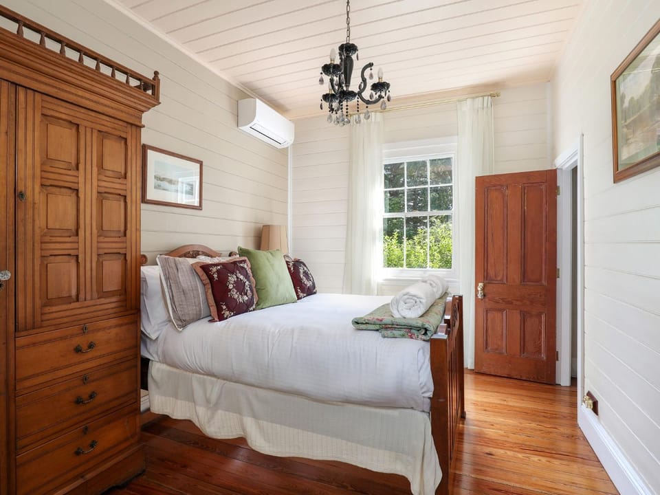 Bed, Bedroom, internet, wardrobe