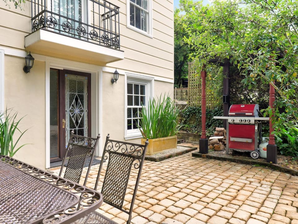 Property building, Patio, Day, BBQ facilities, BBQ facilities, Garden, Garden view
