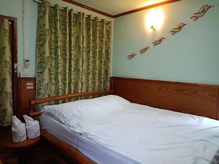 เพชร การ์เด้น -Phet Garden Resort, Nakhonthai 1 Hotel in Laos
