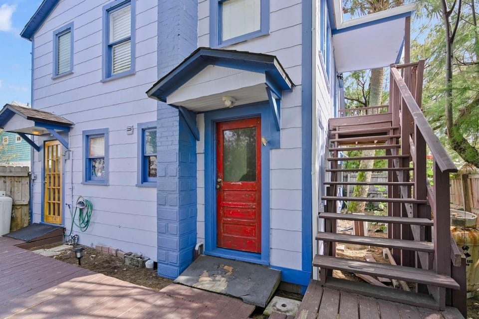 Marvelous Mermaid Bungalow, Dog-Friendly Upstairs Apt in Prime Vilano Beach Apartment in Vilano Beach