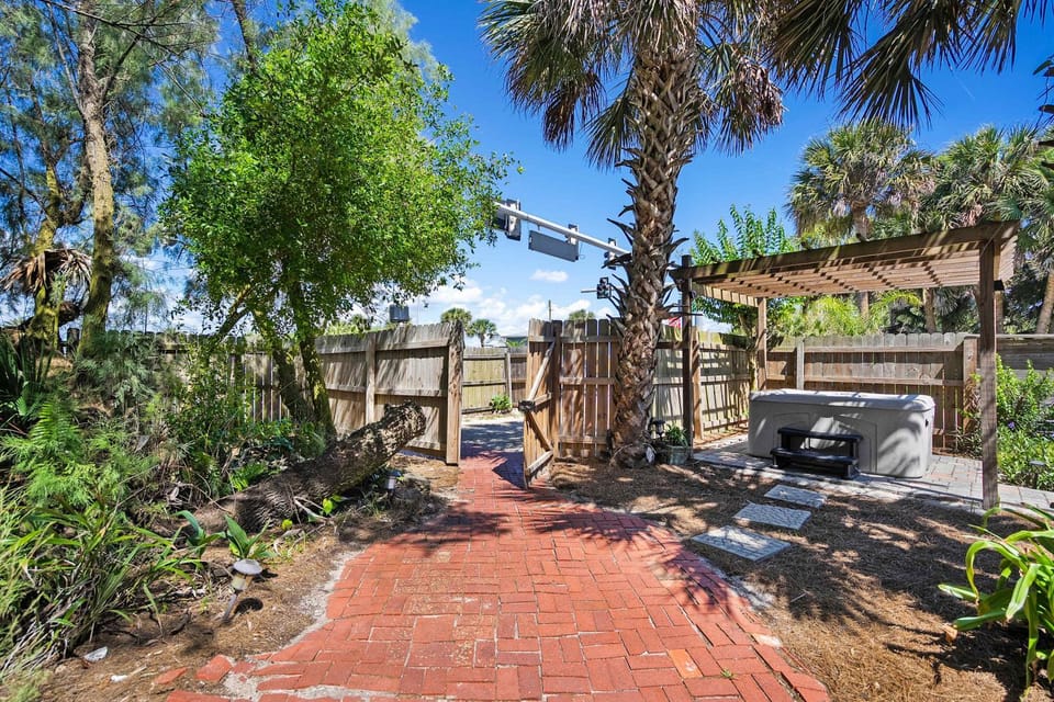 Marvelous Mermaid Bungalow, Dog-Friendly Upstairs Apt in Prime Vilano Beach Apartment in Vilano Beach
