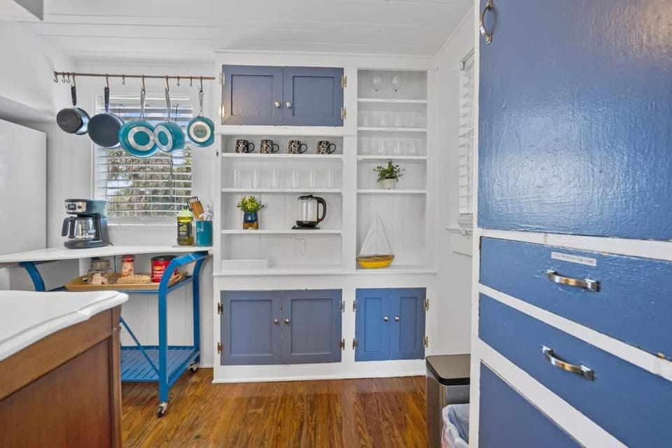 Marvelous Mermaid Bungalow, Dog-Friendly Upstairs Apt in Prime Vilano Beach Apartment in Vilano Beach