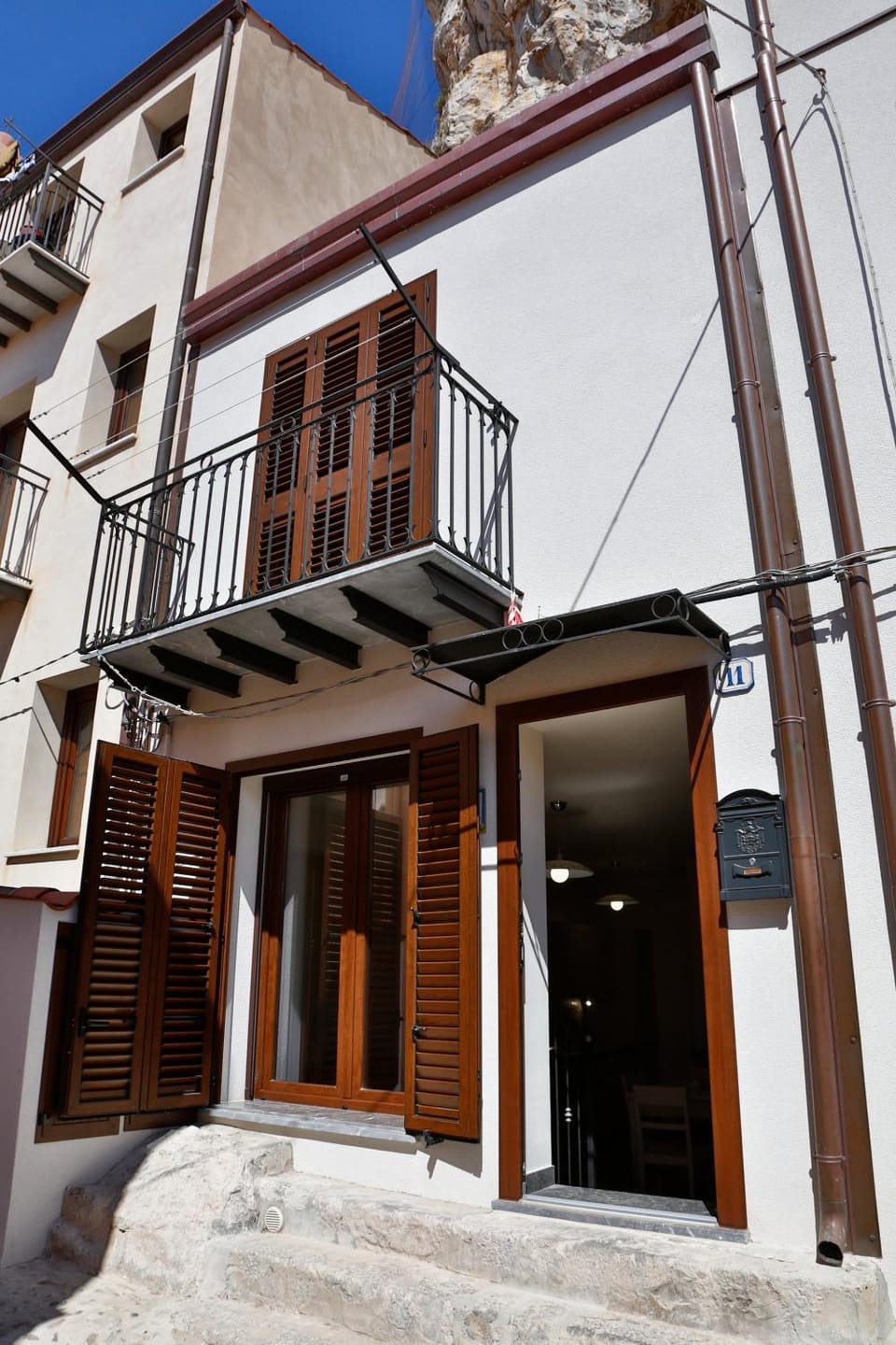 Facade/entrance